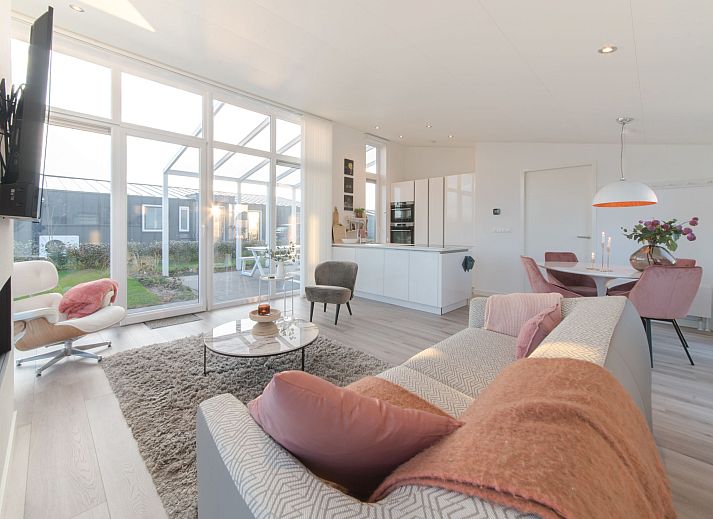 Stijlvolle woonkamer in Vakantiehuis Ruisweg 73, Wemeldinge, Zuid-Beveland met modern interieur en veel natuurlijk licht.