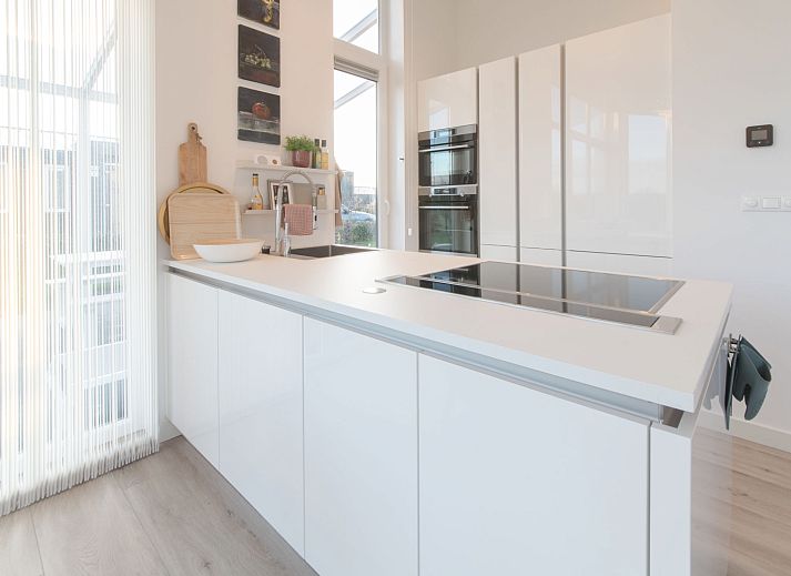 Stijlvolle woonkamer in Vakantiehuis Ruisweg 73, Wemeldinge, Zuid-Beveland met modern interieur en veel natuurlijk licht.