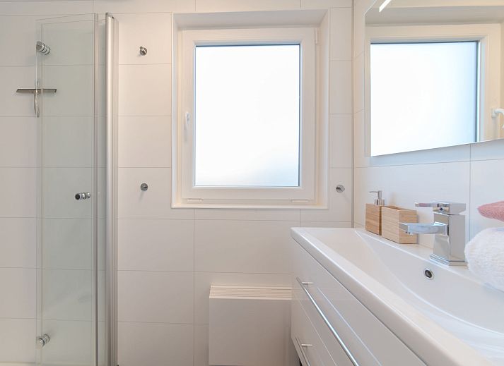 Exterieur van Vakantiehuis Ruisweg 73 in Wemeldinge, Zeeland, met ruim terras en prachtig uitzicht op de groene omgeving.