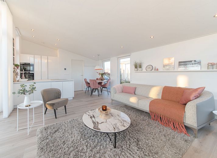 Exterieur van Vakantiehuis Ruisweg 73 in Wemeldinge, Zeeland, met ruim terras en prachtig uitzicht op de groene omgeving.