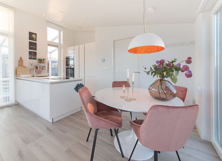 Exterieur van Vakantiehuis Ruisweg 73 in Wemeldinge, Zeeland, met ruim terras en prachtig uitzicht op de groene omgeving.