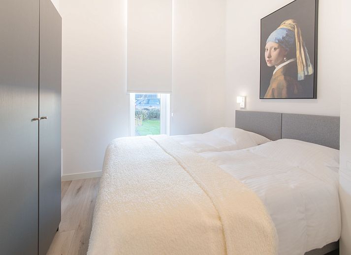 Exterieur van Vakantiehuis Ruisweg 73 in Wemeldinge, Zeeland, met ruim terras en prachtig uitzicht op de groene omgeving.