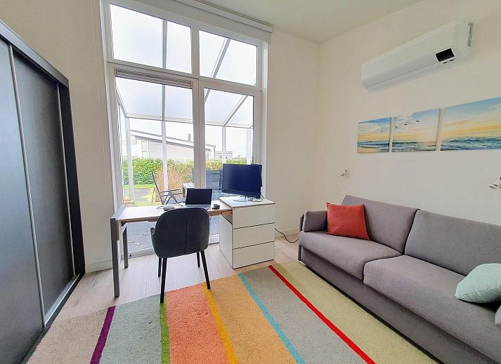 Gemuetliches Wohnzimmer im Ferienhaus Waterresort Oosterschelde Haus Nr. 68, Zuid-Beveland, mit viel Tageslicht.