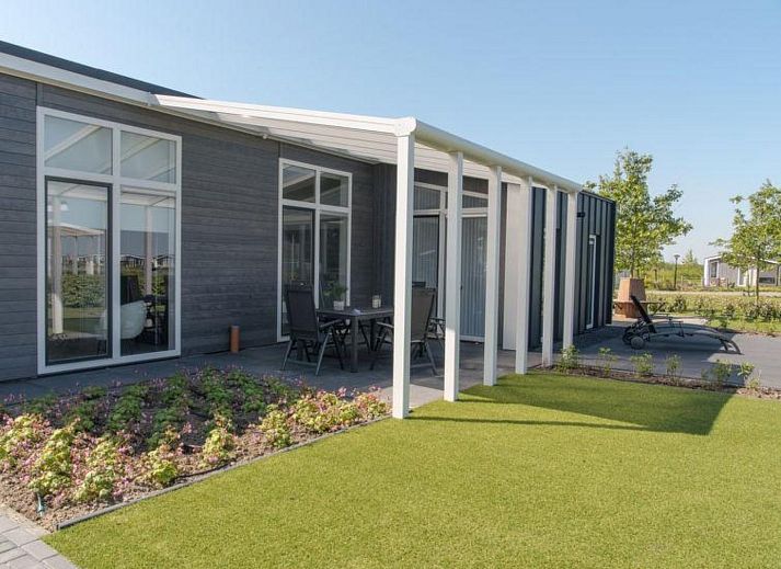 Gemuetliches Wohnzimmer im Ferienhaus Waterresort Oosterschelde Haus Nr. 68, Zuid-Beveland, mit viel Tageslicht.