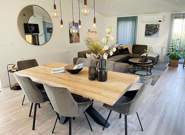 Geniessen Sie die gruene Umgebung im Ferienhaus Waterresort Oosterschelde in Wemeldinge, einem Ferienhaus mit einer Terrasse am Wasser.