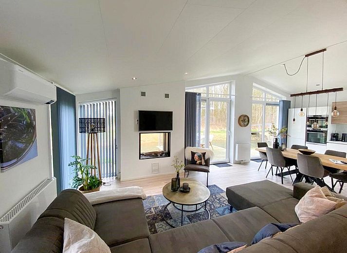 Geniessen Sie die gruene Umgebung im Ferienhaus Waterresort Oosterschelde in Wemeldinge, einem Ferienhaus mit einer Terrasse am Wasser.