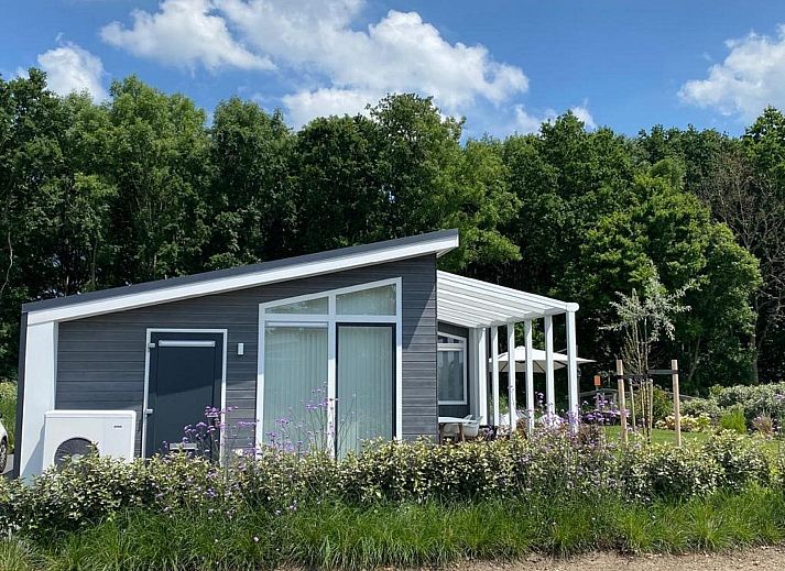 Stilvolles Esszimmer im Ferienhaus Waterresort Oosterschelde, Hausnummer 97, in Wemeldinge, ideal fuer gemuetliche Abendessen.