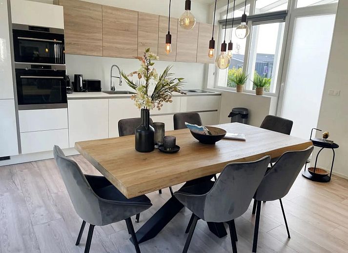 Modernes Wohnzimmer im Ferienhaus Waterresort Oosterschelde, Haus Nr. 97, in Wemeldinge, mit gemuetlicher Sitzecke.