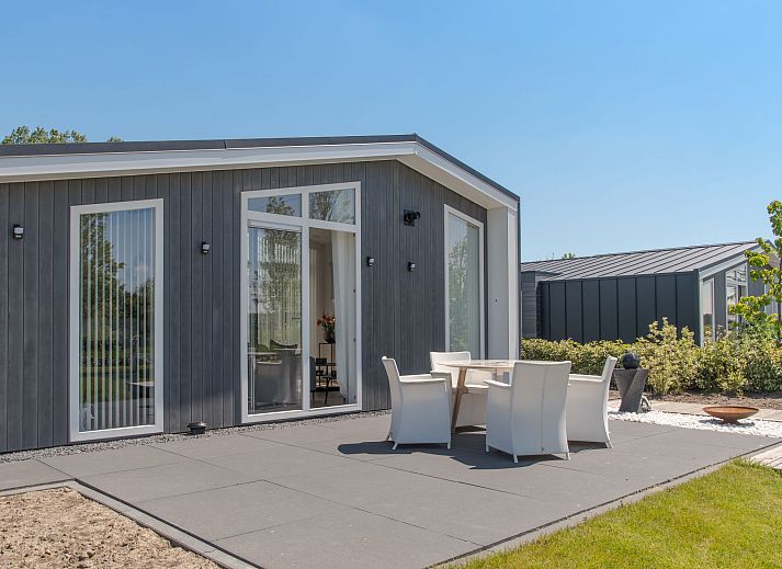 Gezellige woonkamer van Vakantiehuis Ruisweg 76 in Wemeldinge met open keuken.