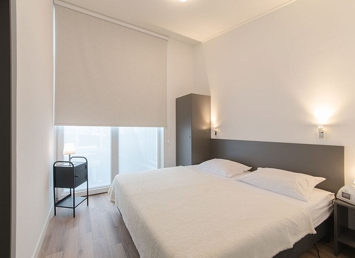 Gezellige woonkamer van Vakantiehuis Ruisweg 76 in Wemeldinge met open keuken.