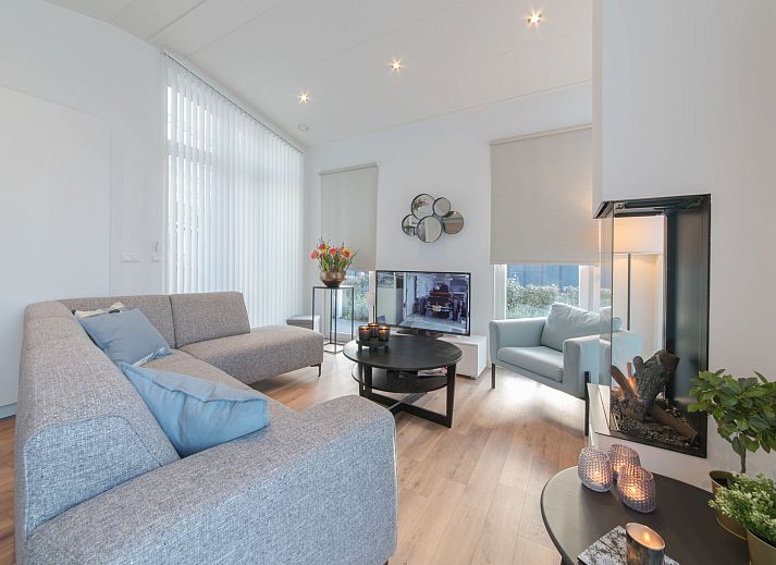 Gezellige woonkamer van Vakantiehuis Ruisweg 76 in Wemeldinge met open keuken.