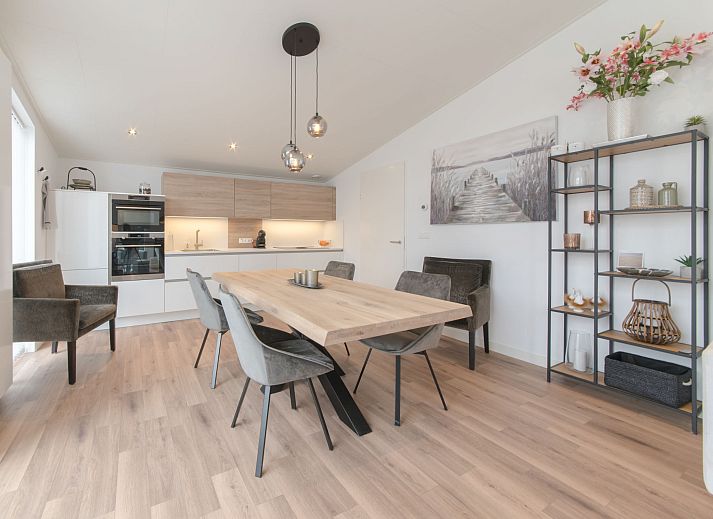 Stijlvolle eetkamer in Vakantiehuis Ruisweg 76, Wemeldinge, ideaal voor familiediners.