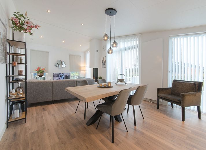 Stijlvolle eetkamer in Vakantiehuis Ruisweg 76, Wemeldinge, ideaal voor familiediners.