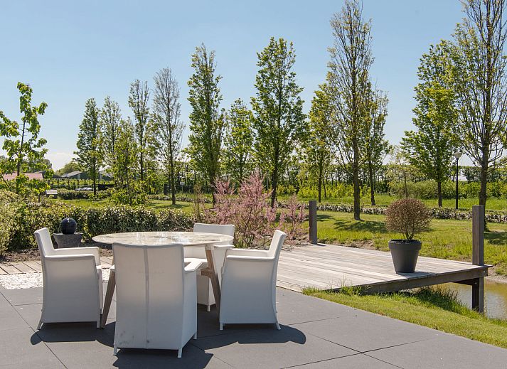 Stijlvolle eetkamer in Vakantiehuis Ruisweg 76, Wemeldinge, ideaal voor familiediners.