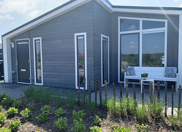 Geniet van het uitzicht op de vijver bij Vakantiehuis Waterresort Oosterschelde, huisnr. 46 in Wemeldinge, Zeeland.