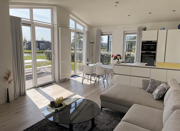 Geniet van het uitzicht op de vijver bij Vakantiehuis Waterresort Oosterschelde, huisnr. 46 in Wemeldinge, Zeeland.