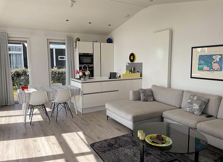 Geniet van het uitzicht op de vijver bij Vakantiehuis Waterresort Oosterschelde, huisnr. 46 in Wemeldinge, Zeeland.