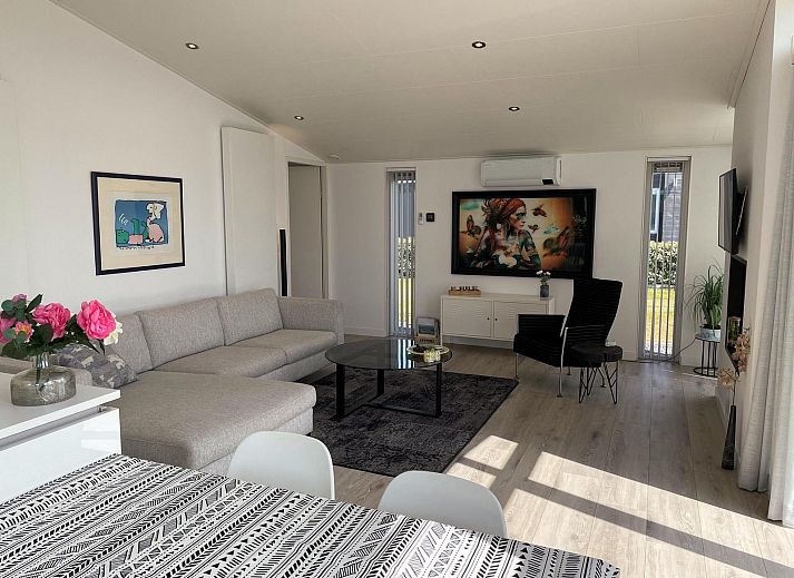 Ruim terras bij Vakantiehuis Waterresort Oosterschelde, huisnr. 46 in Wemeldinge, Zuid-Beveland met comfortabele zitgelegenheid.