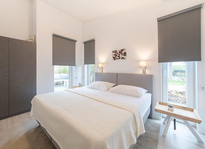 Ruim terras bij Vakantiehuis Waterresort Oosterschelde, huisnr. 46 in Wemeldinge, Zuid-Beveland met comfortabele zitgelegenheid.