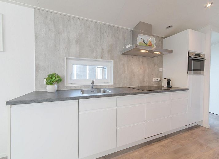 Helles Wohnzimmer im Ferienhaus Waterresort Oosterschelde, Haus Nr. 77, mit stilvoller Einrichtung in Wemeldinge, Zeeland.