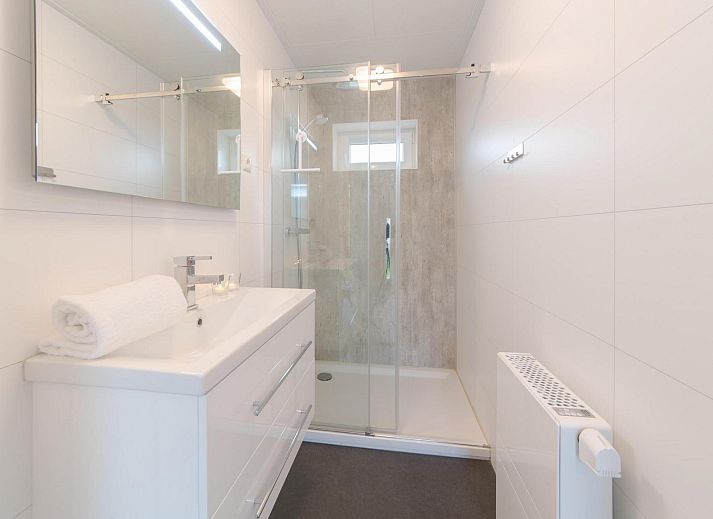 Helles Wohnzimmer im Ferienhaus Waterresort Oosterschelde, Haus Nr. 77, mit stilvoller Einrichtung in Wemeldinge, Zeeland.