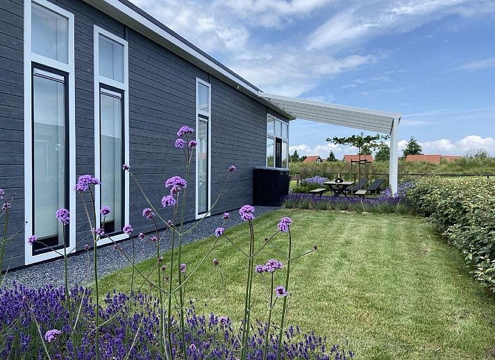 Modernes Wohnzimmer im Ferienhaus Waterresort Oosterschelde Haus Nr. 83 in Wemeldinge, mit bequemen Sitzgelegenheiten.