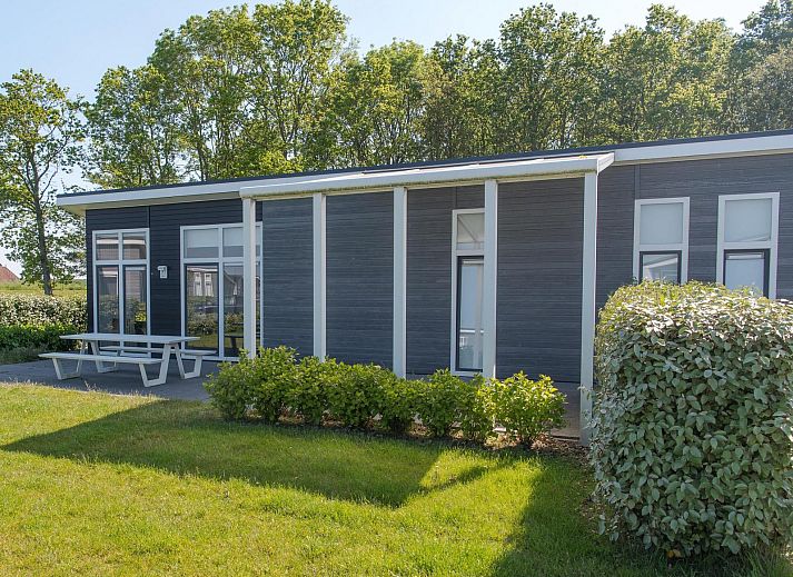 Ferienhaus Waterresort Oosterschelde Haus Nr. 91 in Wemeldinge, Zeeland, mit moderner Architektur und gruener Umgebung.