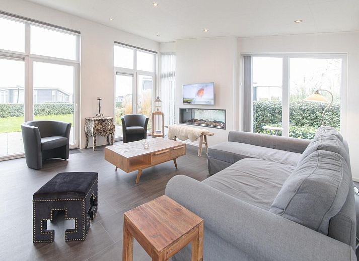 Ferienhaus Waterresort Oosterschelde Haus Nr. 91 in Wemeldinge, Zeeland, mit moderner Architektur und gruener Umgebung.