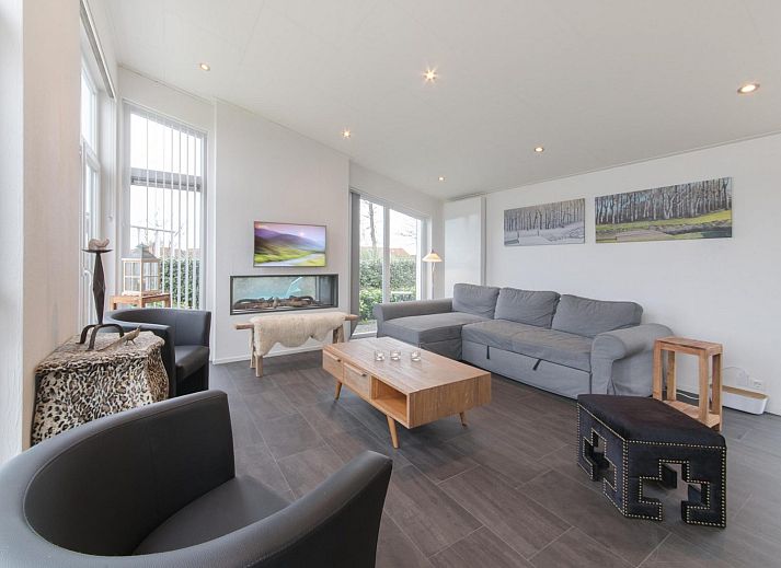 Ferienhaus Waterresort Oosterschelde Haus Nr. 91 in Wemeldinge, Zeeland, mit moderner Architektur und gruener Umgebung.