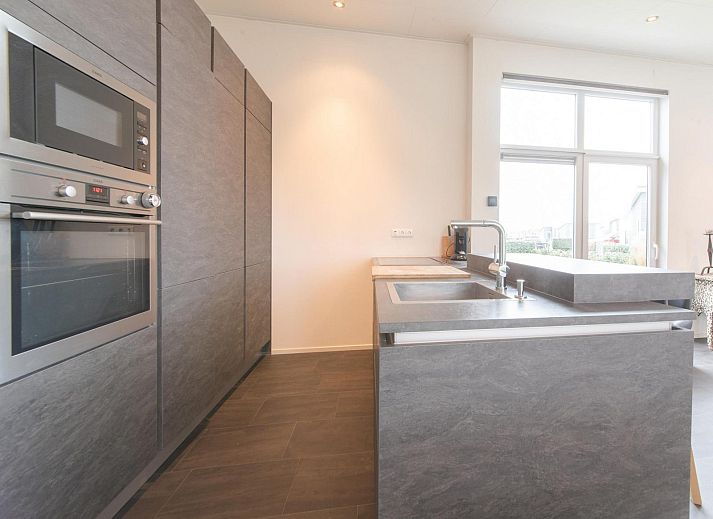 Ferienhaus Waterresort Oosterschelde Haus Nr. 91 in Wemeldinge, Zeeland, mit moderner Architektur und gruener Umgebung.