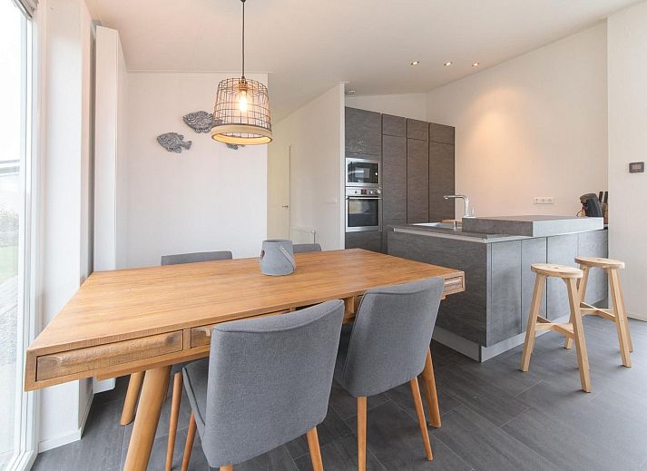 Ferienhaus Waterresort Oosterschelde Haus Nr. 91 in Wemeldinge, Zeeland, mit moderner Architektur und gruener Umgebung.