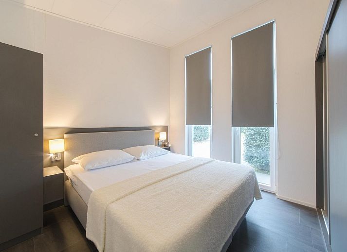 Stilvolles Wohnzimmer im Ferienhaus Waterresort Oosterschelde Haus Nr. 91, Wemeldinge, mit gemuetlicher Sitzecke und viel Licht.