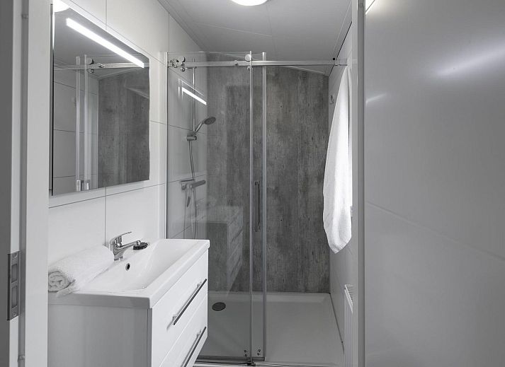 Stilvolles Wohnzimmer im Ferienhaus Waterresort Oosterschelde Haus Nr. 91, Wemeldinge, mit gemuetlicher Sitzecke und viel Licht.