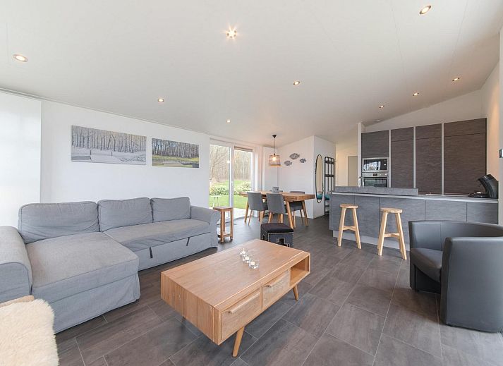 Stilvolles Wohnzimmer im Ferienhaus Waterresort Oosterschelde Haus Nr. 91, Wemeldinge, mit gemuetlicher Sitzecke und viel Licht.