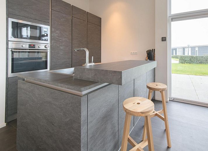 Stilvolles Wohnzimmer im Ferienhaus Waterresort Oosterschelde Haus Nr. 91, Wemeldinge, mit gemuetlicher Sitzecke und viel Licht.