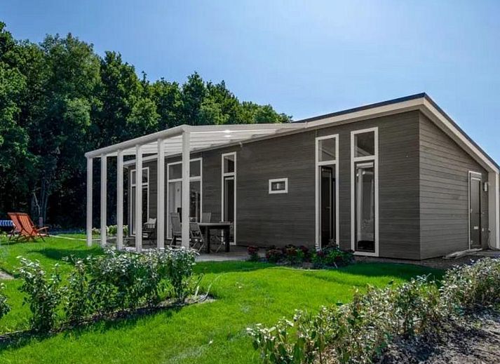 Ferienhaus Waterresort Oosterschelde in Wemeldinge mit Sonnenterrasse und Liegestuehlen, ideal fuer Entspannung in Zeeland.