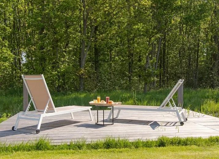Ferienhaus Waterresort Oosterschelde in Wemeldinge mit Sonnenterrasse und Liegestuehlen, ideal fuer Entspannung in Zeeland.