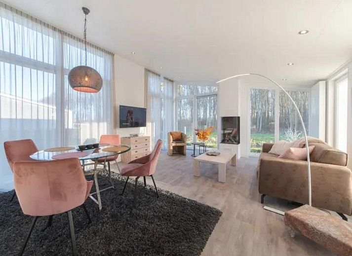 Modernes Aeusseres des Ferienhauses Waterresort Oosterschelde, Hausnummer 101, gelegen im gruenen Wemeldinge, Zuid-Beveland.