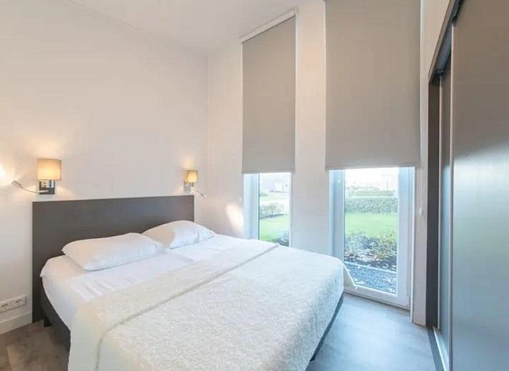 Modernes Aeusseres des Ferienhauses Waterresort Oosterschelde, Hausnummer 101, gelegen im gruenen Wemeldinge, Zuid-Beveland.