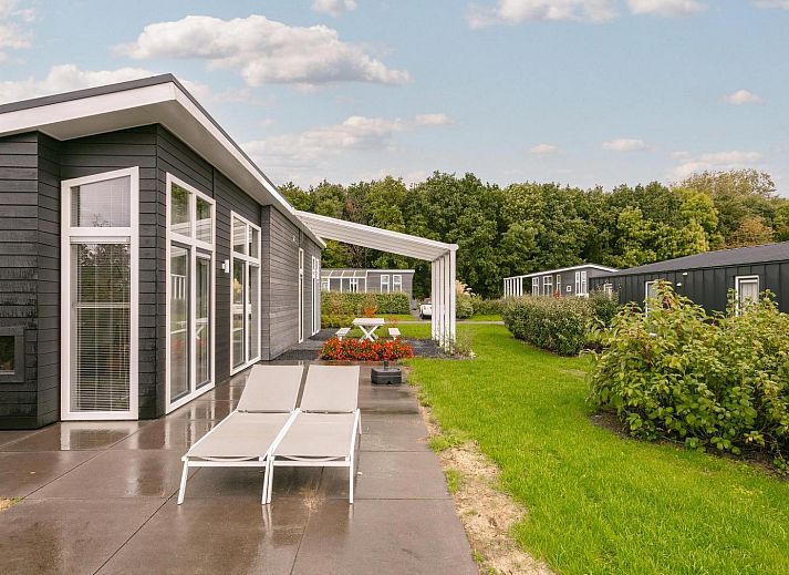 Vakantiehuis Waterresort Oosterschelde - huisnr. 70 in Wemeldinge, moderne buitenkant met groene tuin.