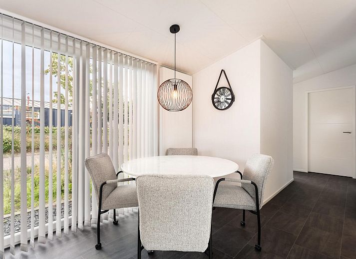 Vakantiehuis Waterresort Oosterschelde - huisnr. 70 in Wemeldinge, moderne buitenkant met groene tuin.