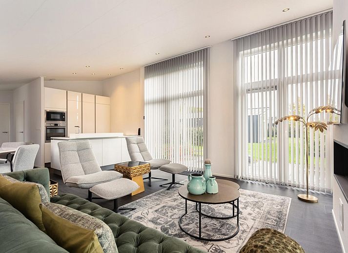 Terras met ligstoelen bij Vakantiehuis Waterresort Oosterschelde - huisnr. 70 in Zuid-Beveland.