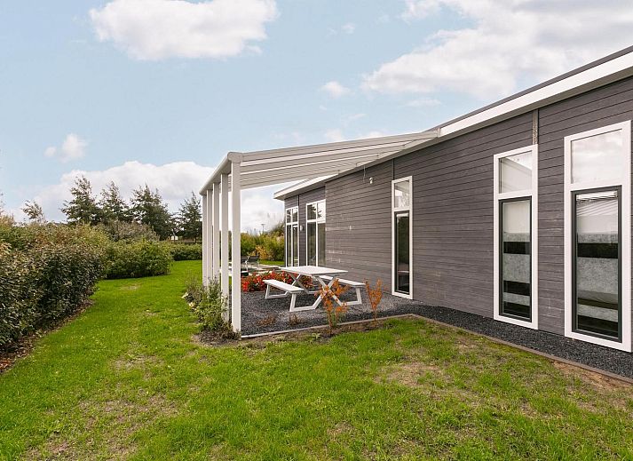 Terras met ligstoelen bij Vakantiehuis Waterresort Oosterschelde - huisnr. 70 in Zuid-Beveland.