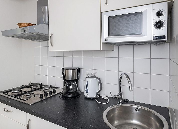 4-person Premium Zeeland Cottage in Wemeldinge, a charming vacation home with sunny terrace and green surroundings in South Beveland, Zeeland.