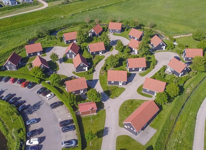 Geniessen Sie das 4-Bett Cottage Zeeland in Wemeldinge, Zuid-Beveland, mit einer sonnigen Terrasse und gruener Umgebung fuer einen entspannten Urlaub.