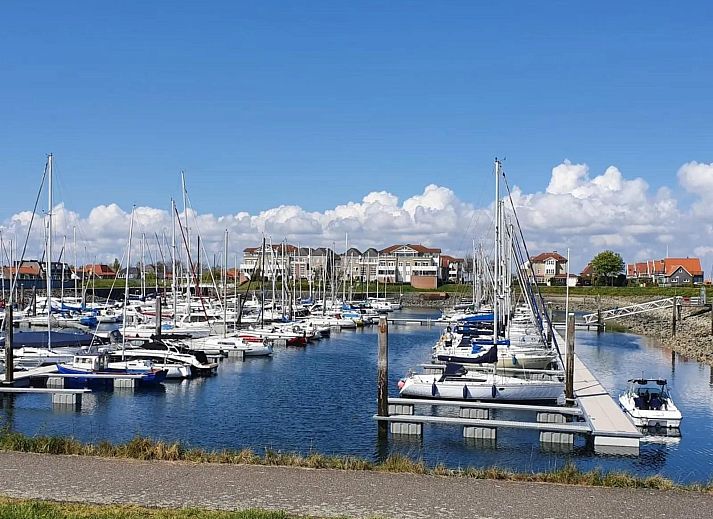 Geniessen Sie das 4-Bett Cottage Zeeland in Wemeldinge, Zuid-Beveland, mit einer sonnigen Terrasse und gruener Umgebung fuer einen entspannten Urlaub.