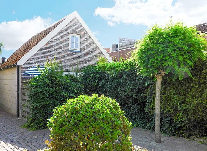 Gemuetliche Terrasse am Ferienhaus VZ417 Wemeldinge in Zeeland, ideal fuer Mahlzeiten im Freien.