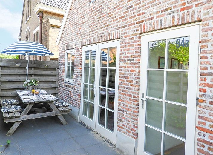 Gemuetliche Terrasse am Ferienhaus VZ417 Wemeldinge in Zeeland, ideal fuer Mahlzeiten im Freien.