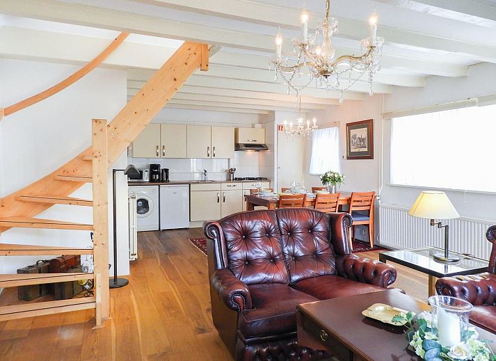 Charmantes Aeusseres von VZ417 Ferienhaus Wemeldinge, umgeben von gruener Natur.