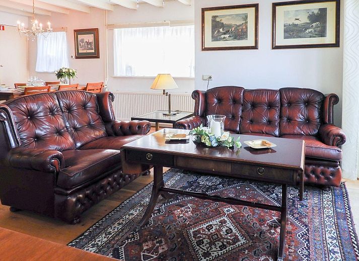 Charmantes Aeusseres von VZ417 Ferienhaus Wemeldinge, umgeben von gruener Natur.